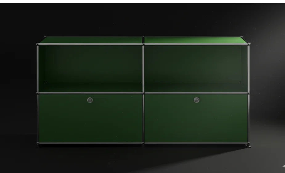USM Haller Sideboard in grün vor cinematischer Beleuchtung und dunklem Hintergrund