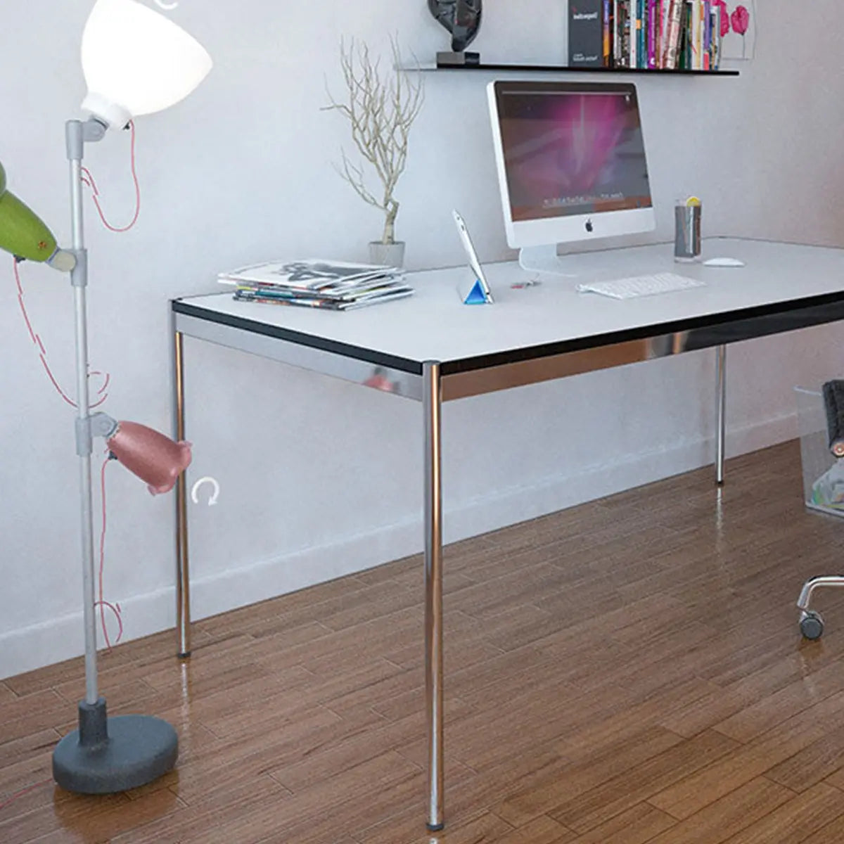 Perlgrauer USM Haller Tisch in Perlgrau in einem Homeoffice mit PC, Bürostuhl und Dekoration