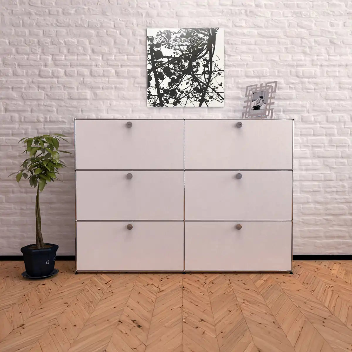 USM Haller Sideboard in Weiß mit 6 Klapptüren, modernes Design vor Ziegelwand
