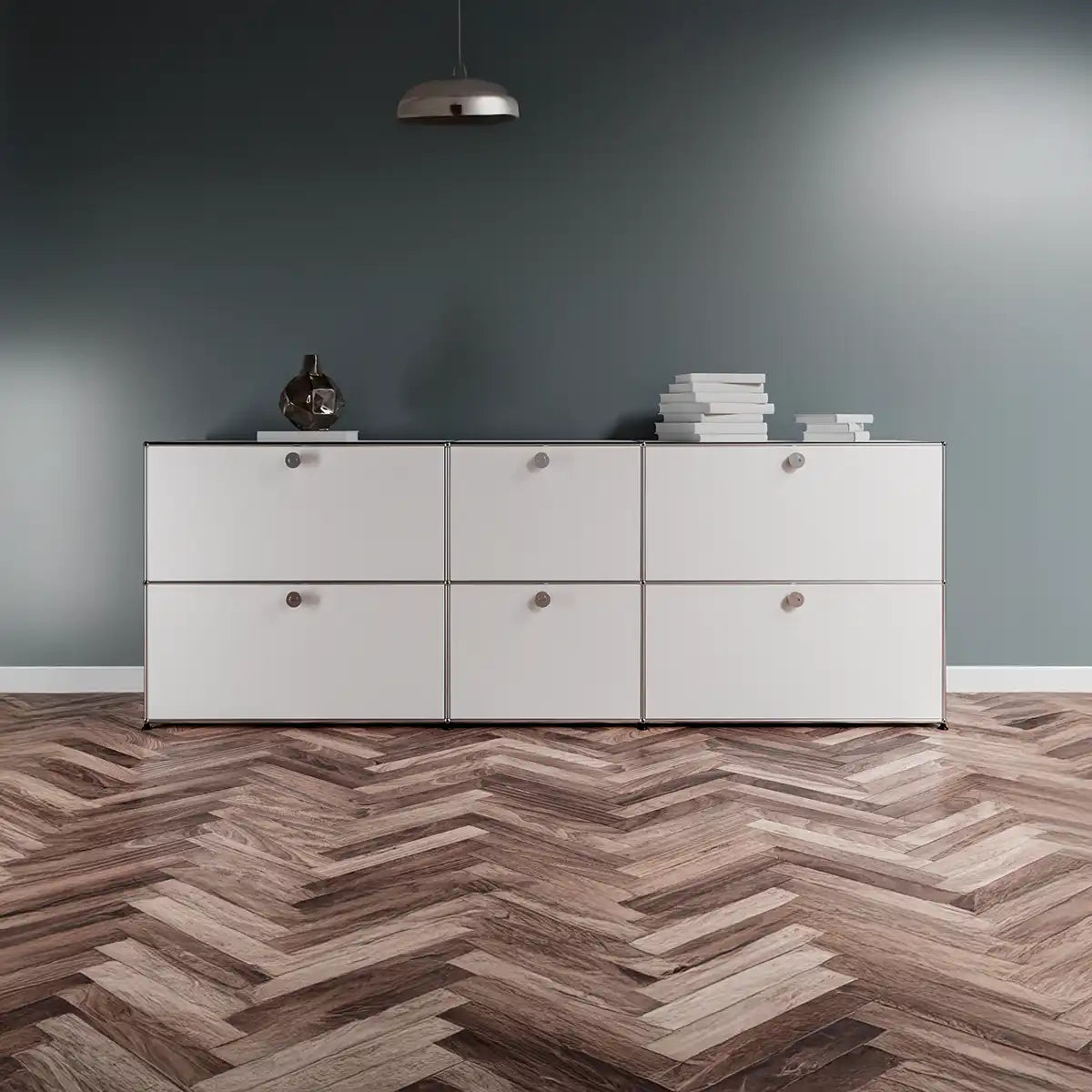 Weißes USM Haller Sideboard mit 6 Klapptüren, modernes Design vor grauer Wand