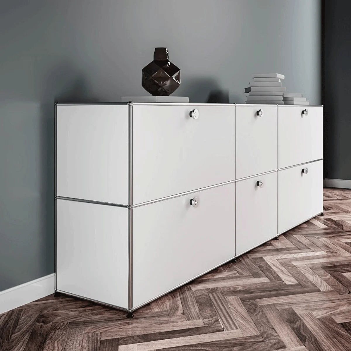 Seitenansicht des weißen USM Haller Sideboards mit 6 Klapptüren, links fotografiert