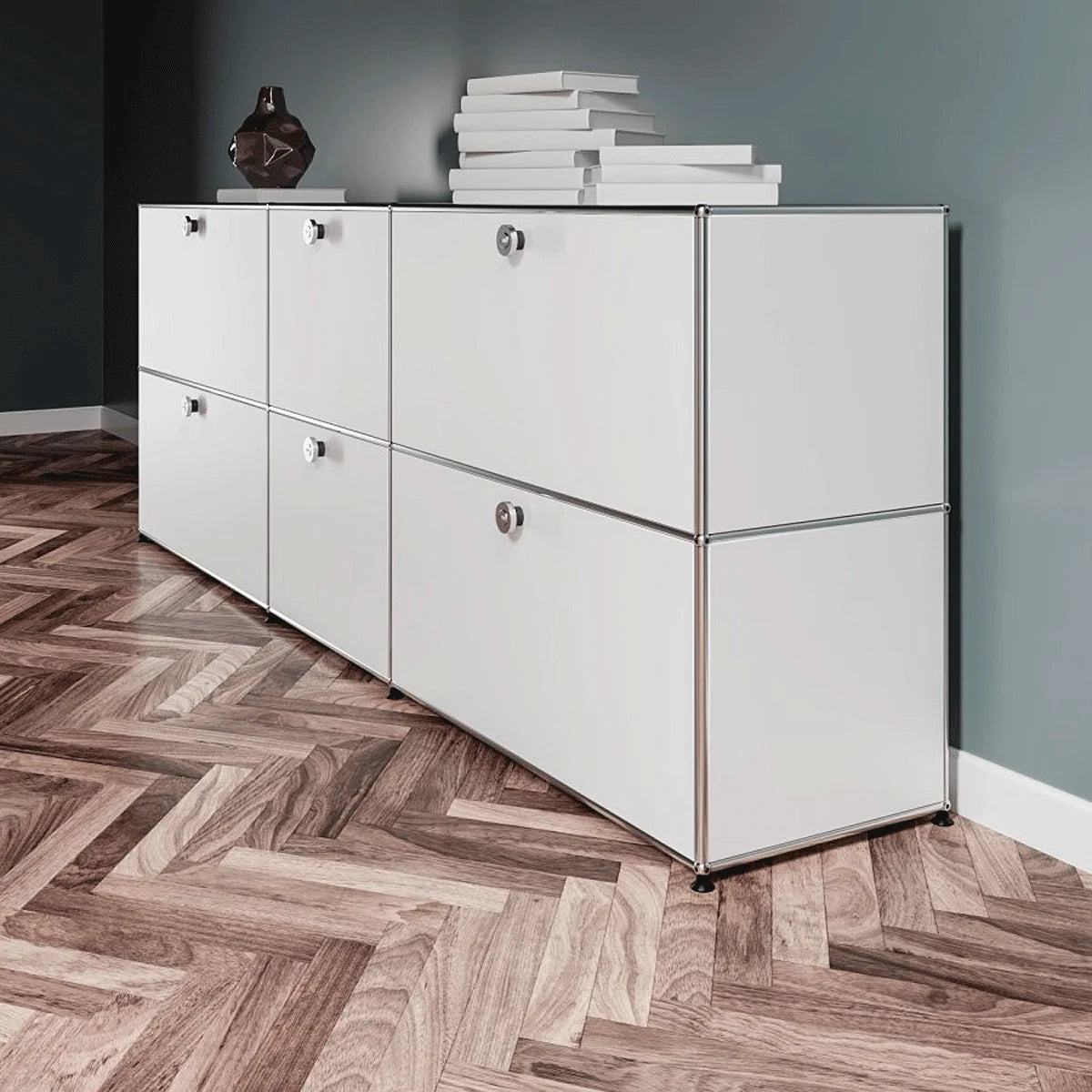 Weiße Version des USM Haller Sideboards mit 6 Klapptüren in moderner Wohnumgebung