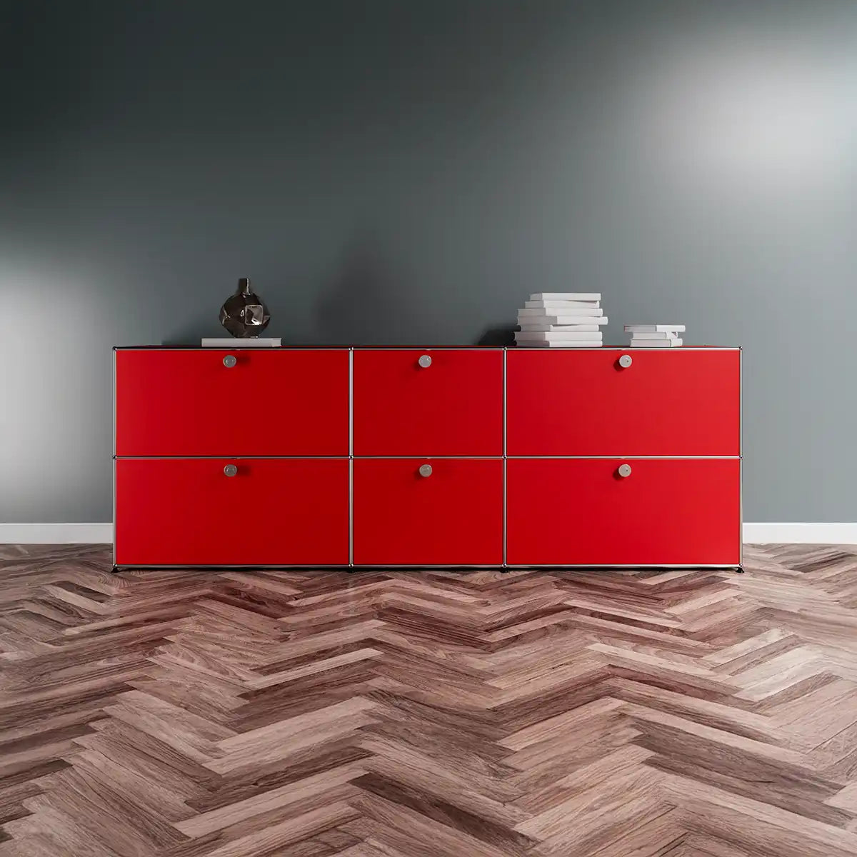Rotes USM Haller Sideboard mit 6 Klapptüren und minimalistischer Optik