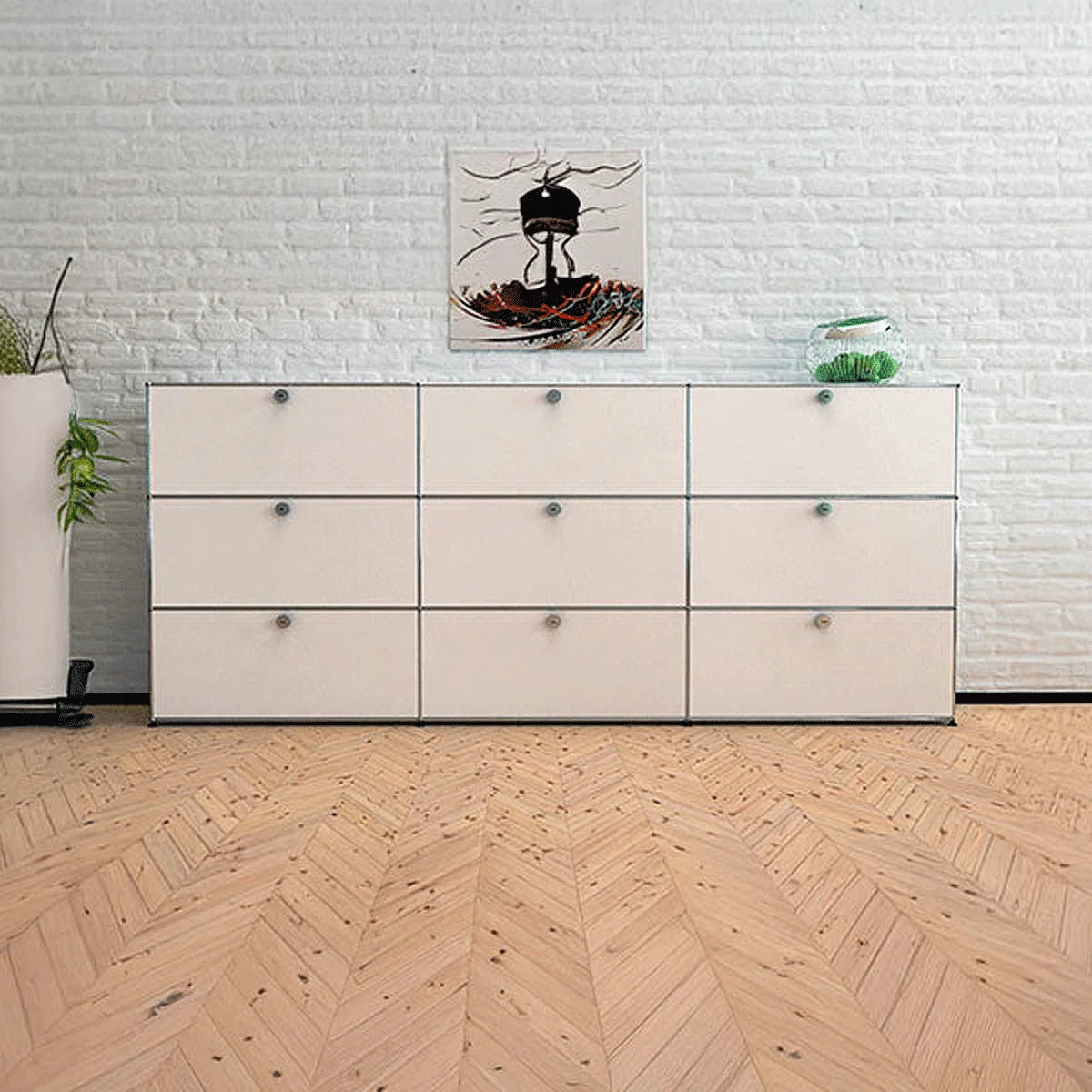 USM Haller Highboard 3 Breit 3 Hoch 9 Klapptüren in Beige, Frontansicht mit Dekoration