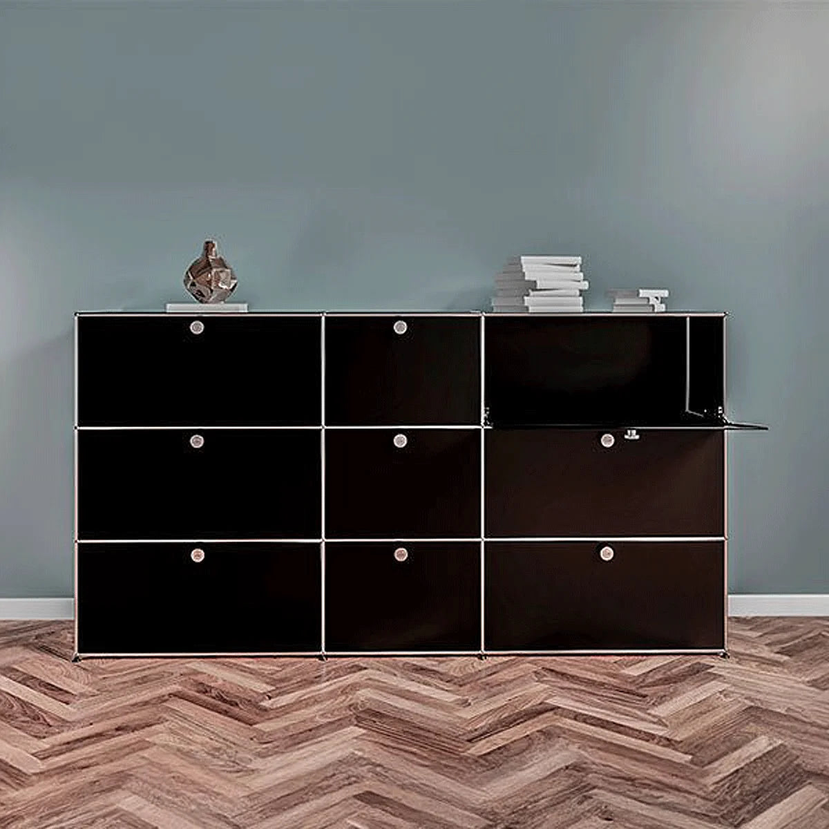 USM Haller Highboard 3 Breit 3 Hoch 9 Klapptüren Mittig 50 cm – Frontansicht in Schwarz, Dekoration und Bücher auf der Oberfläche
