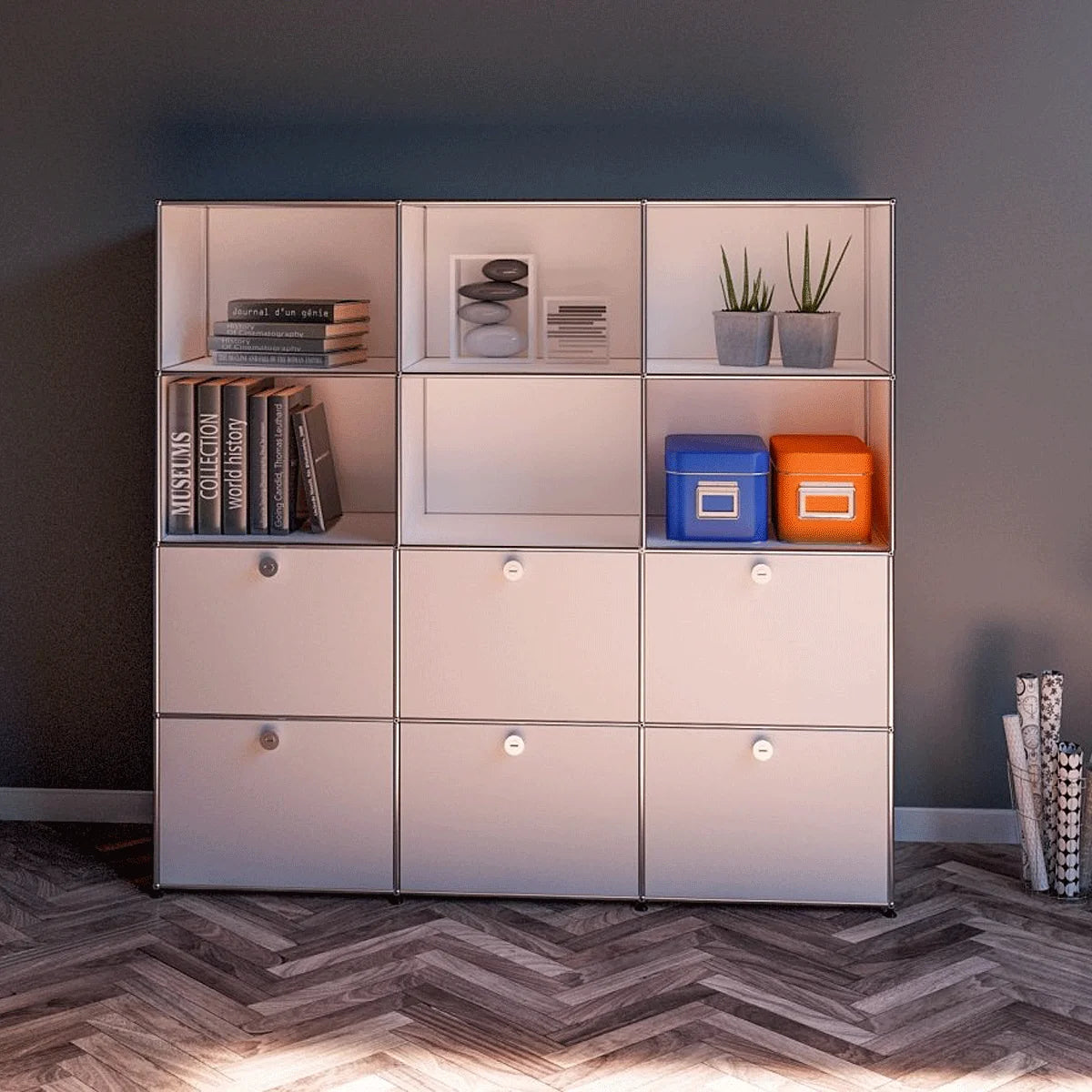 USM Haller Highboard 3x4 in Weiss mit 6 Klapptueren – offene und geschlossene Fächer im Wohnraum