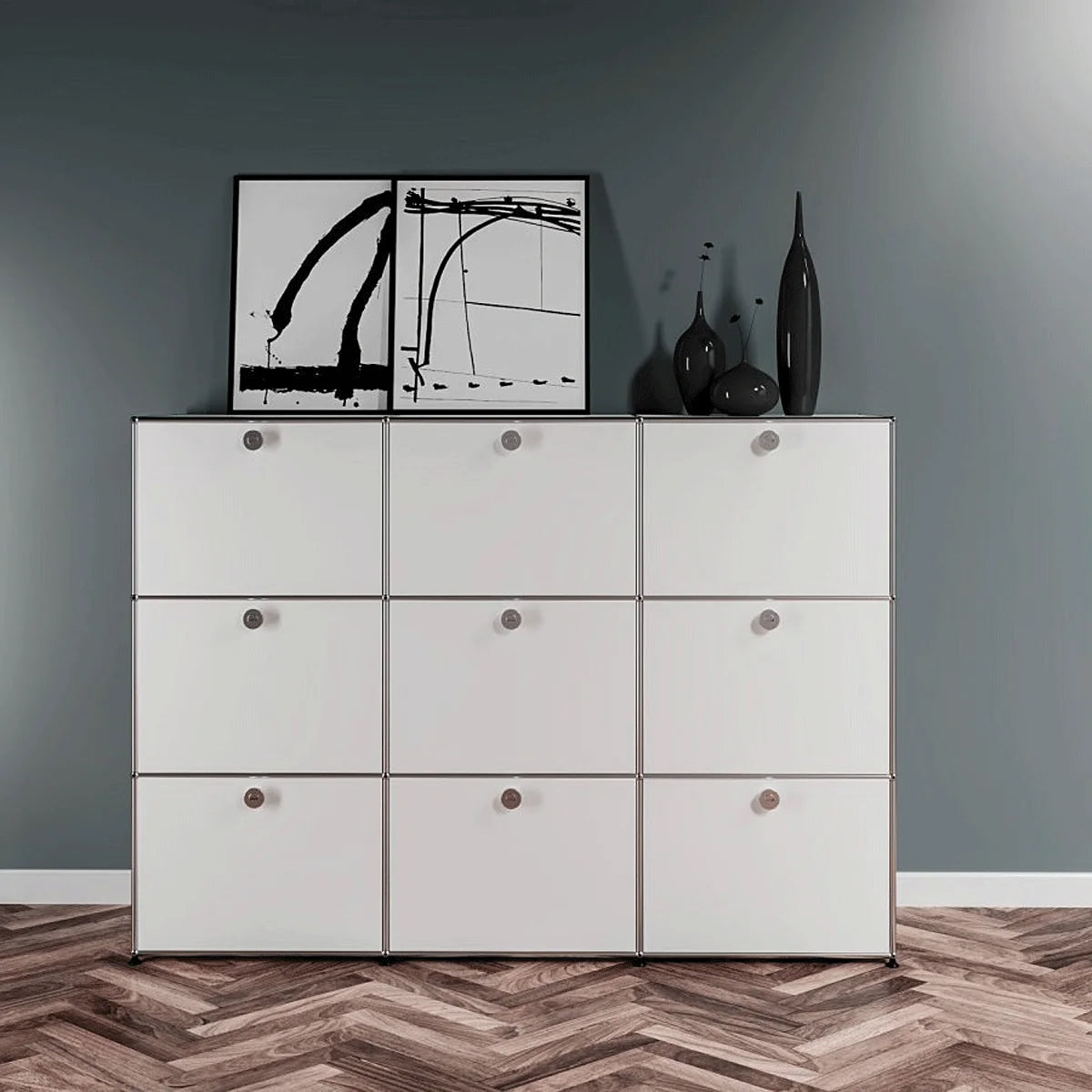 USM Haller Highboard in Weiß mit neun Klapptüren, 150 × 35 × 109 cm – klare Linien für Wohnzimmer oder Büro