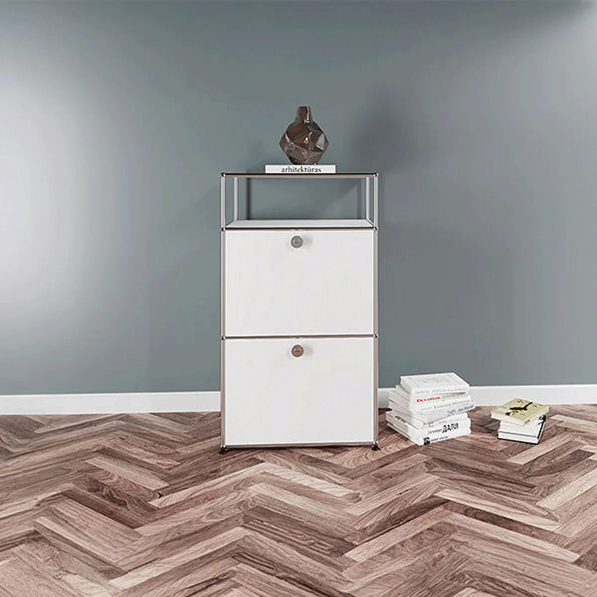 USM Haller Sideboard in Reinweiß mit zwei Klapptüren, schmale Hochform für Flur und Homeoffice