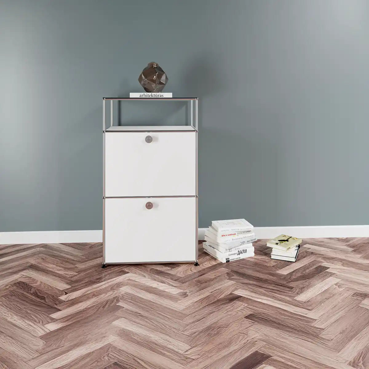 USM Haller Sideboard in Reinweiß mit zwei Klapptüren, schmale Hochform für Flur und Homeoffice