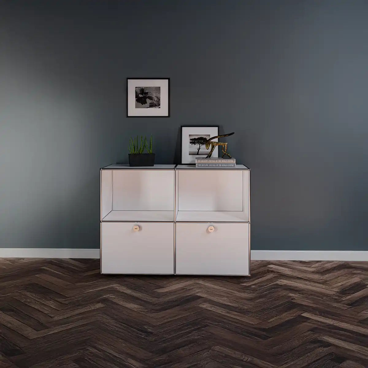 Weißes USM Haller Sideboard mit 2 Klapptüren und offenen Fächern, modernes Design