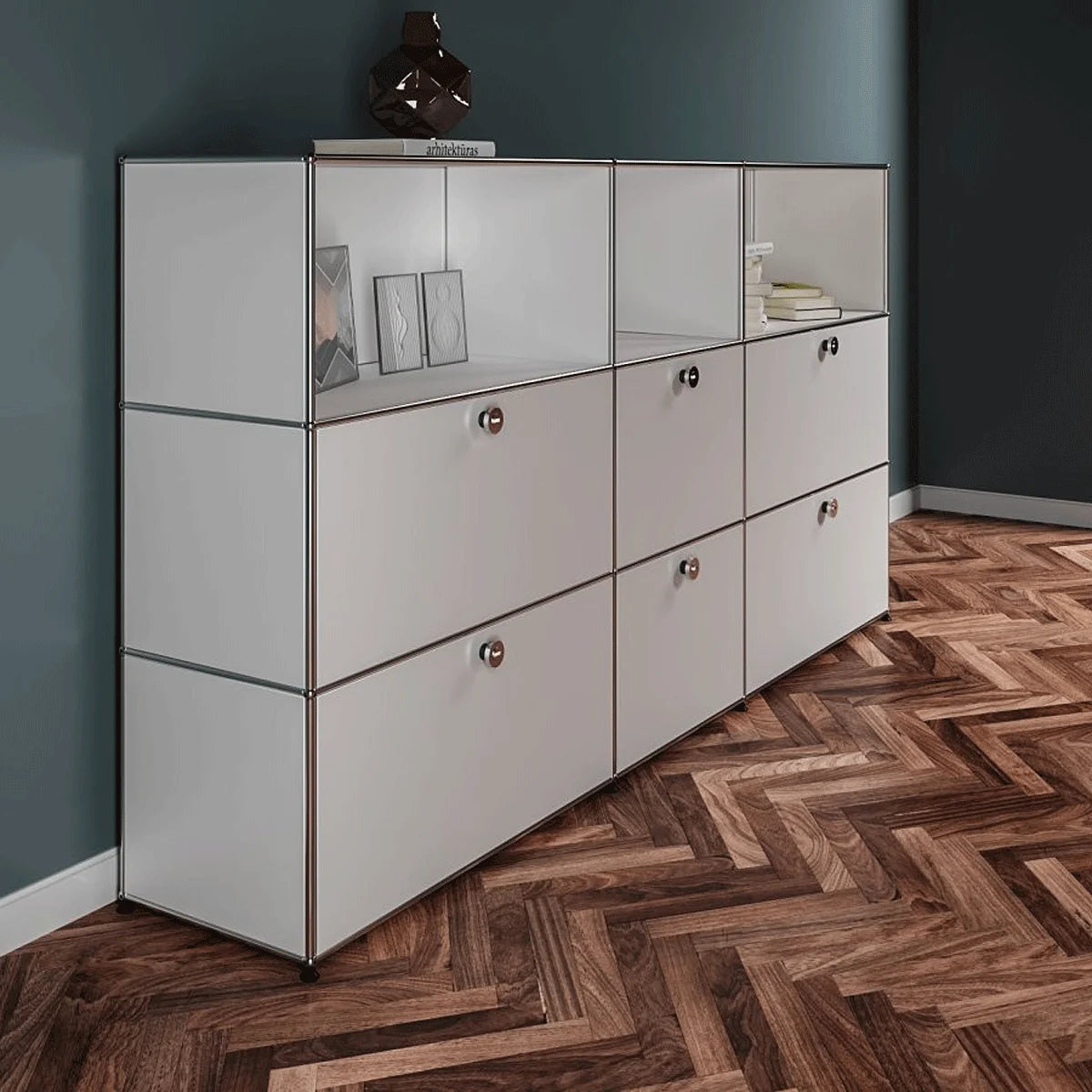 USM Haller Highboard 3 breit 3 hoch in Weiß – Seitenansicht, 6 Klapptüren und oberes offenes Fach