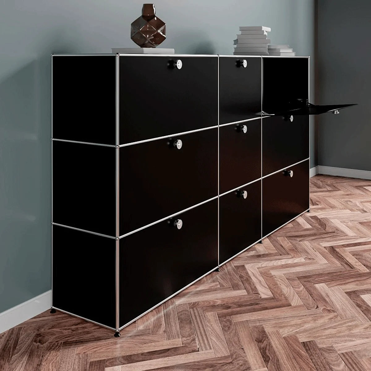 USM Haller Highboard 3 Breit 3 Hoch 9 Klapptüren Mittig 50 cm – seitliche Ansicht links, Schwarz, offene Klapptür oben rechts
