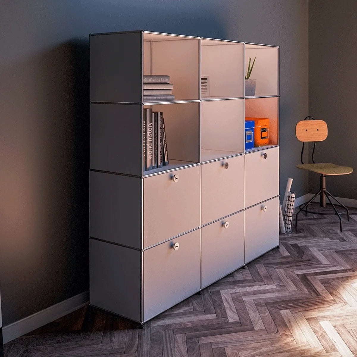 Seitliche Ansicht des USM Haller Highboards in weiß im Büro auf Parkettboden