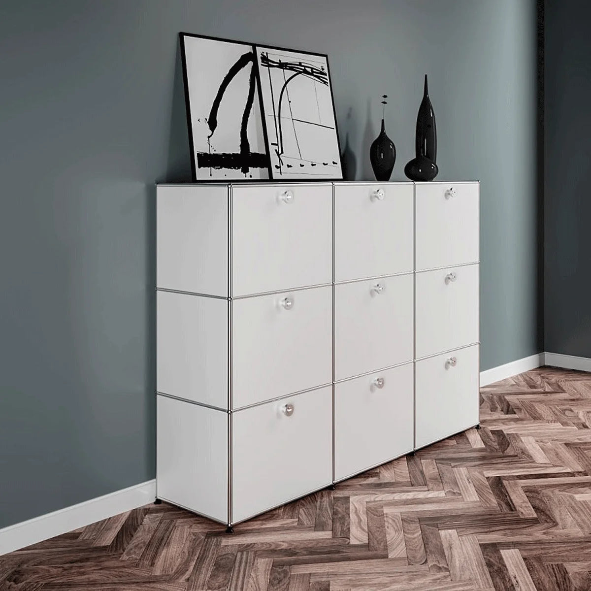 Seitliche Ansicht des USM Haller Highboards in Weiß, 3×3-Module mit Klapptüren und verchromtem Rahmen