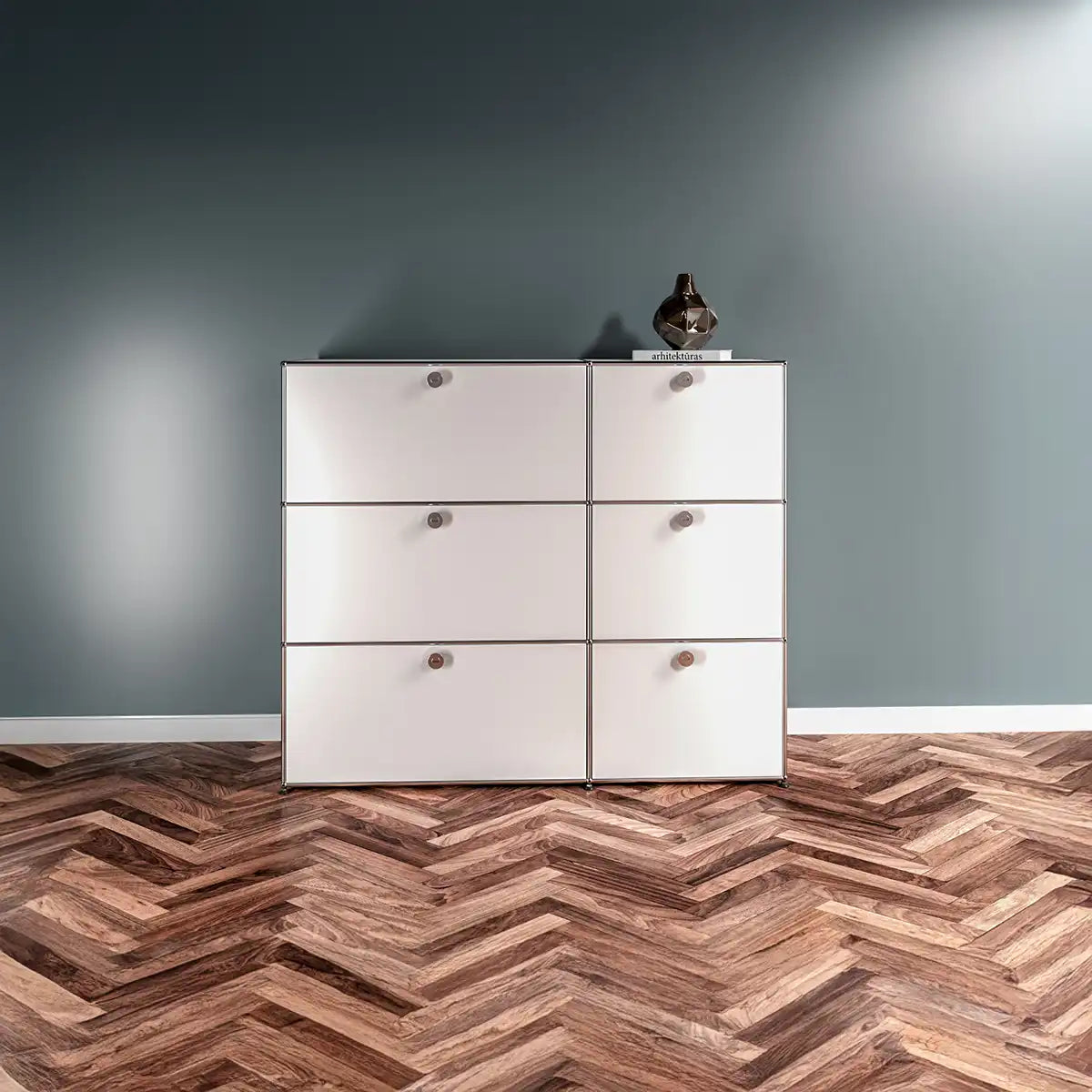Weisses USM Haller Sideboard mit 6 Klapptueren, klare Linien und verchromter Rahmen im Wohnraum