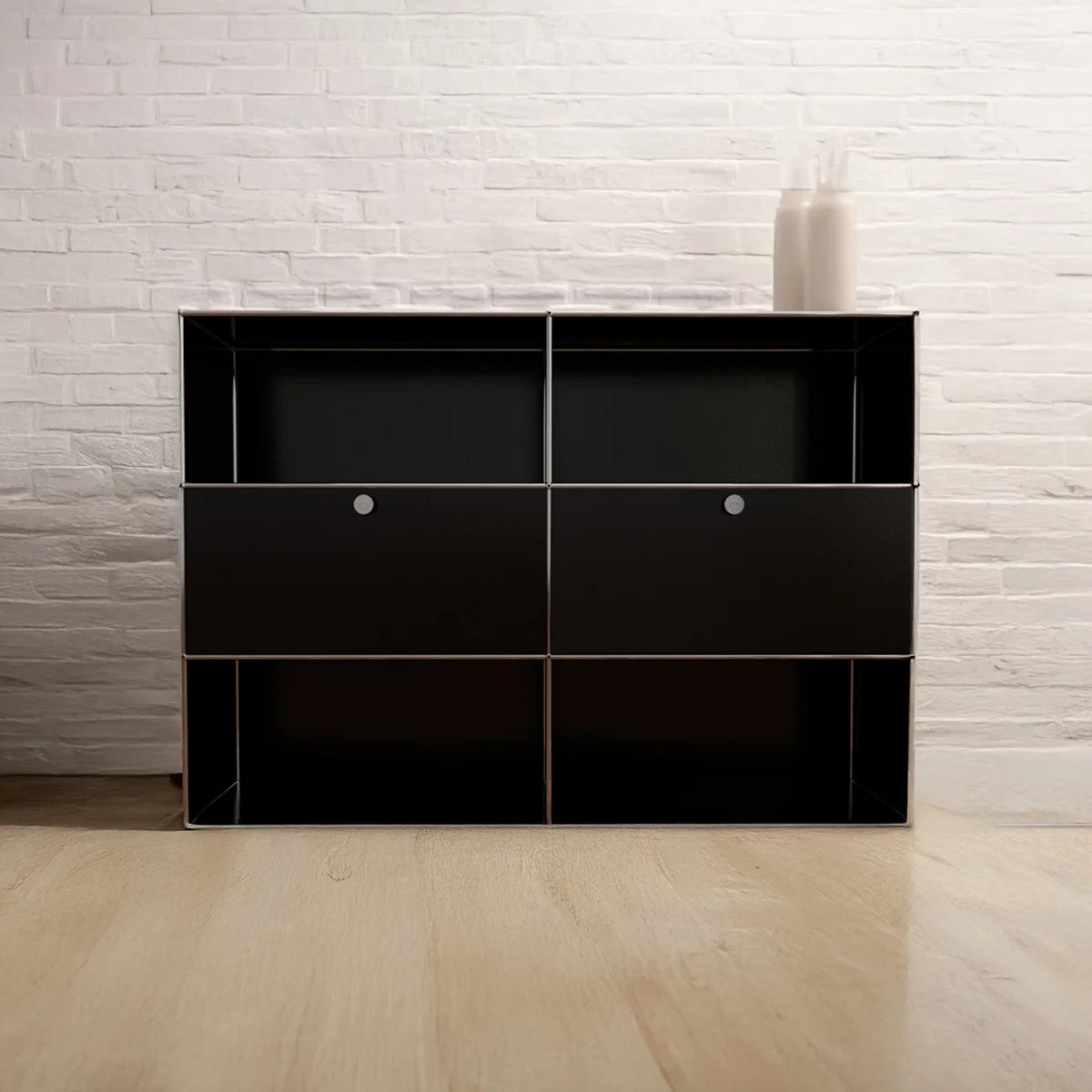 USM Haller Sideboard in Schwarz mit offenen Regalfächern und zwei Türen