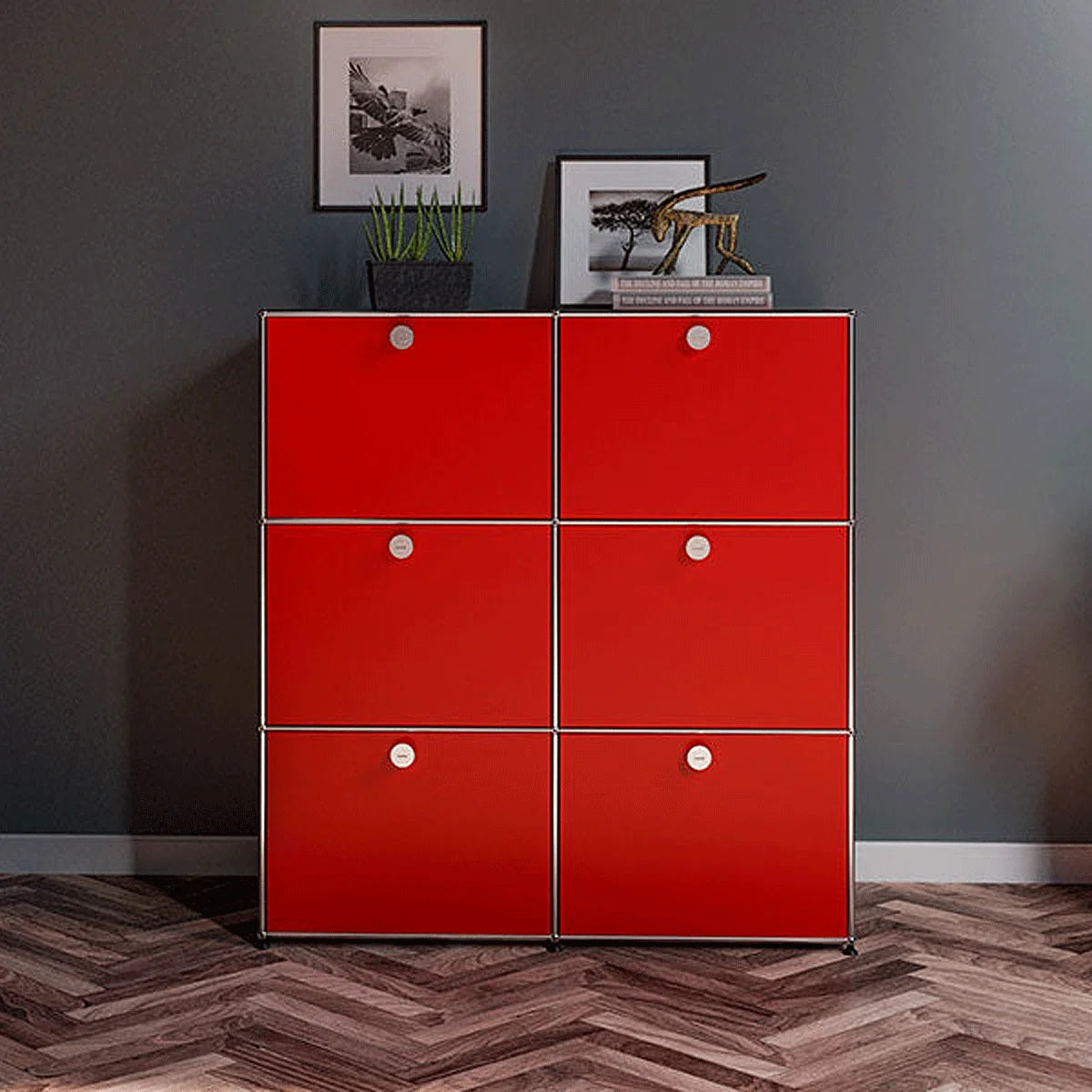 USM Haller Sideboard in Rubinrot mit sechs Klapptüren im Wohnzimmer mit Dekoration