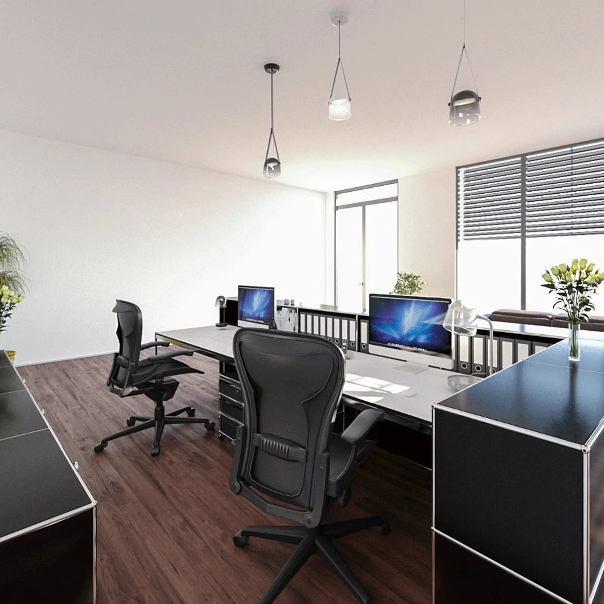 USM Haller Empfangstheke in Büroeinrichtung mit Arbeitsplätzen und Monitoren