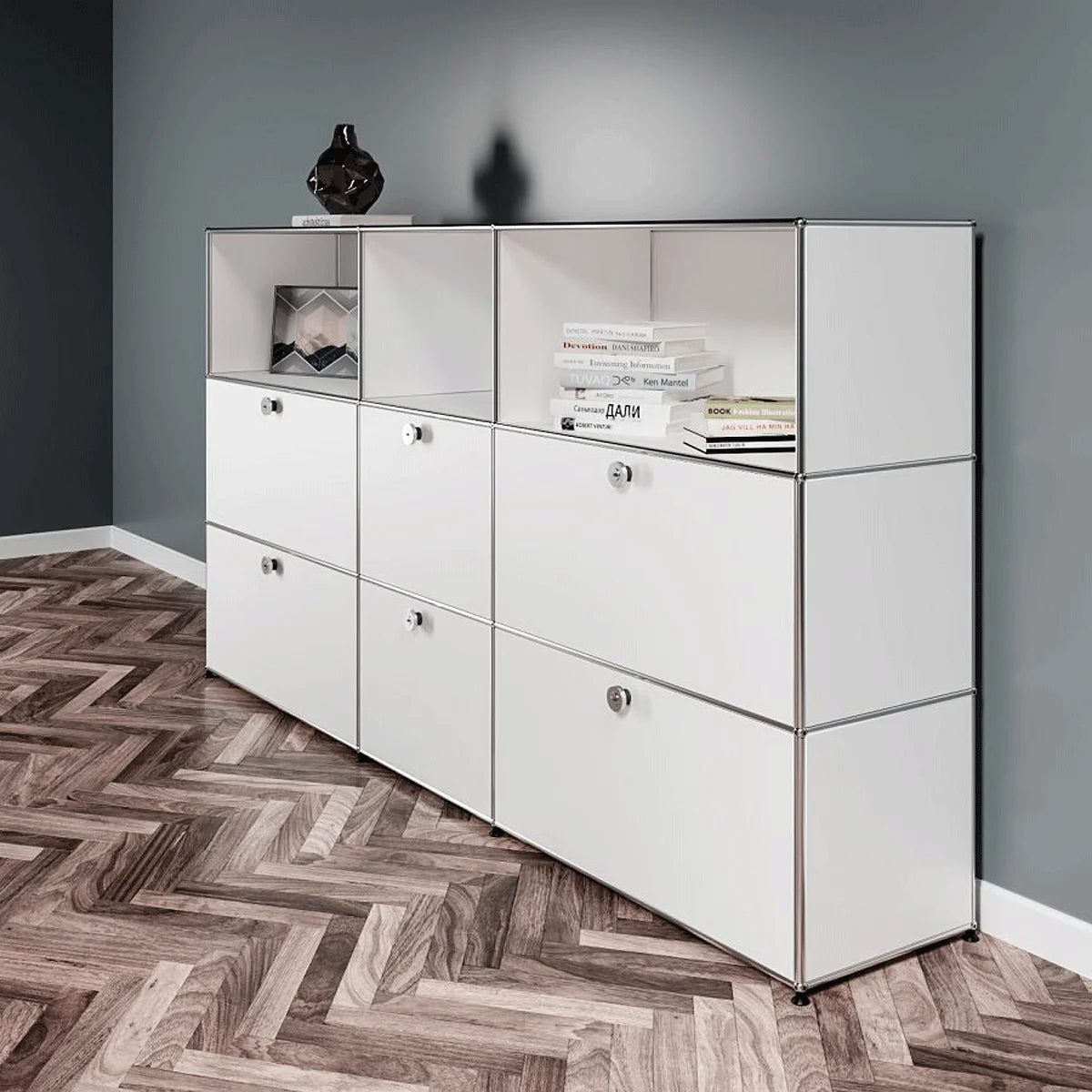 USM Haller Highboard 3x3 in Weiß – perspektivische Ansicht, modulare Regalfächer und 6 Klapptüren