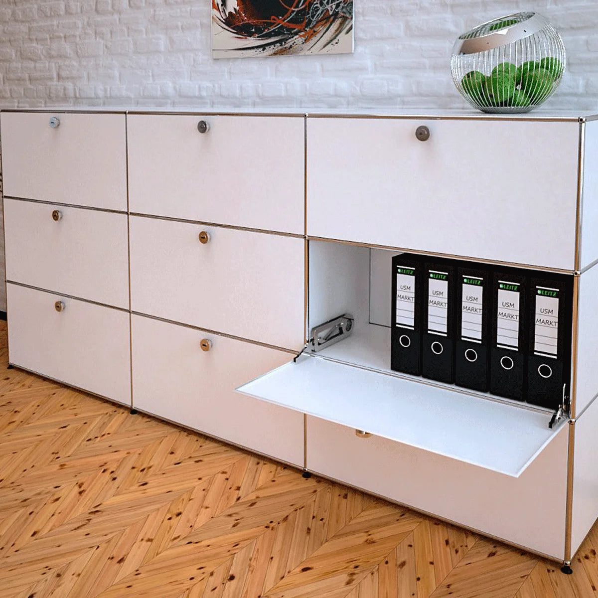 USM Haller Highboard 3 Breit 3 Hoch 9 Klapptüren in Reinweiß, geöffnetes Fach mit Ordnern