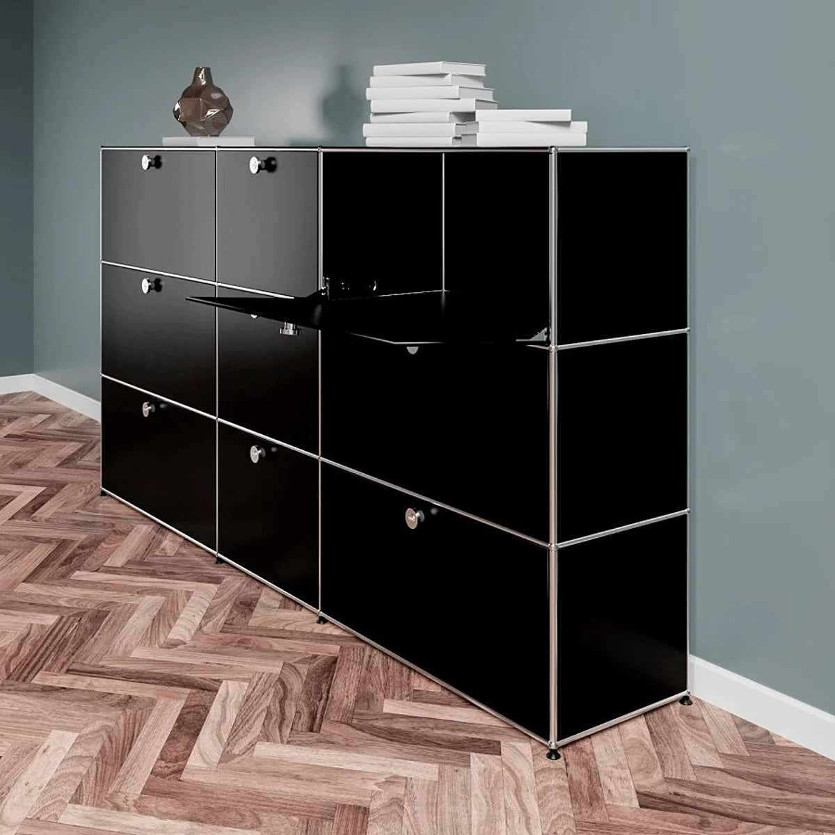 USM Haller Highboard 3 Breit 3 Hoch 9 Klapptüren Mittig 50 cm – seitliche Ansicht rechts, Schwarz, offene Klapptür mittig