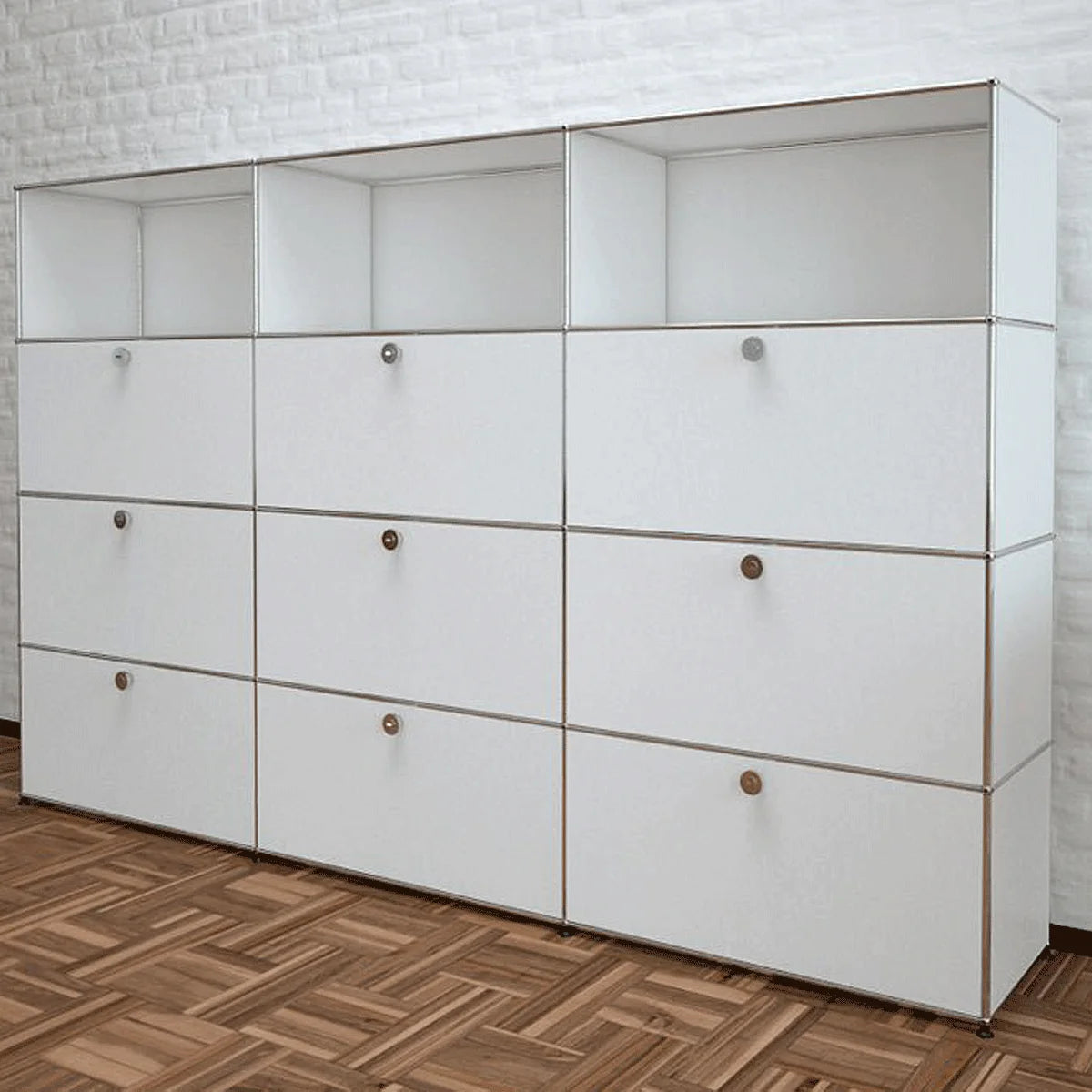Perspektive mit verchromten Rahmen: USM Haller Highboard, modulares Systemmöbel mit klaren Linien und 9 Klapptüren