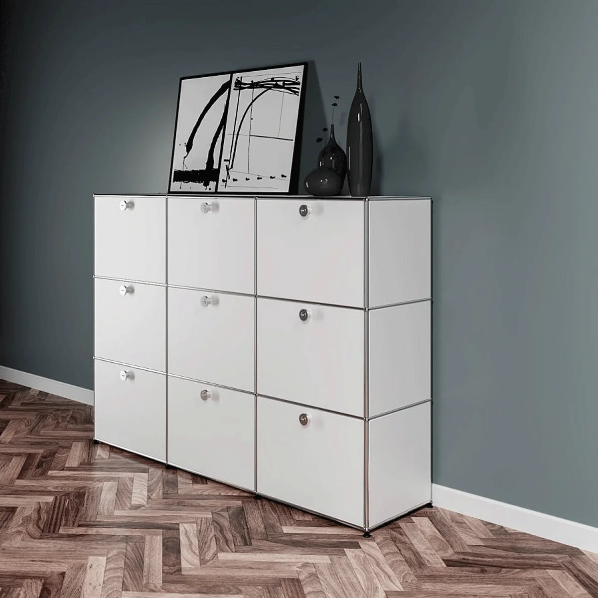 USM Haller Highboard in Weiß, Perspektive von rechts, neun Klapptüren – pulverbeschichtetes Metall