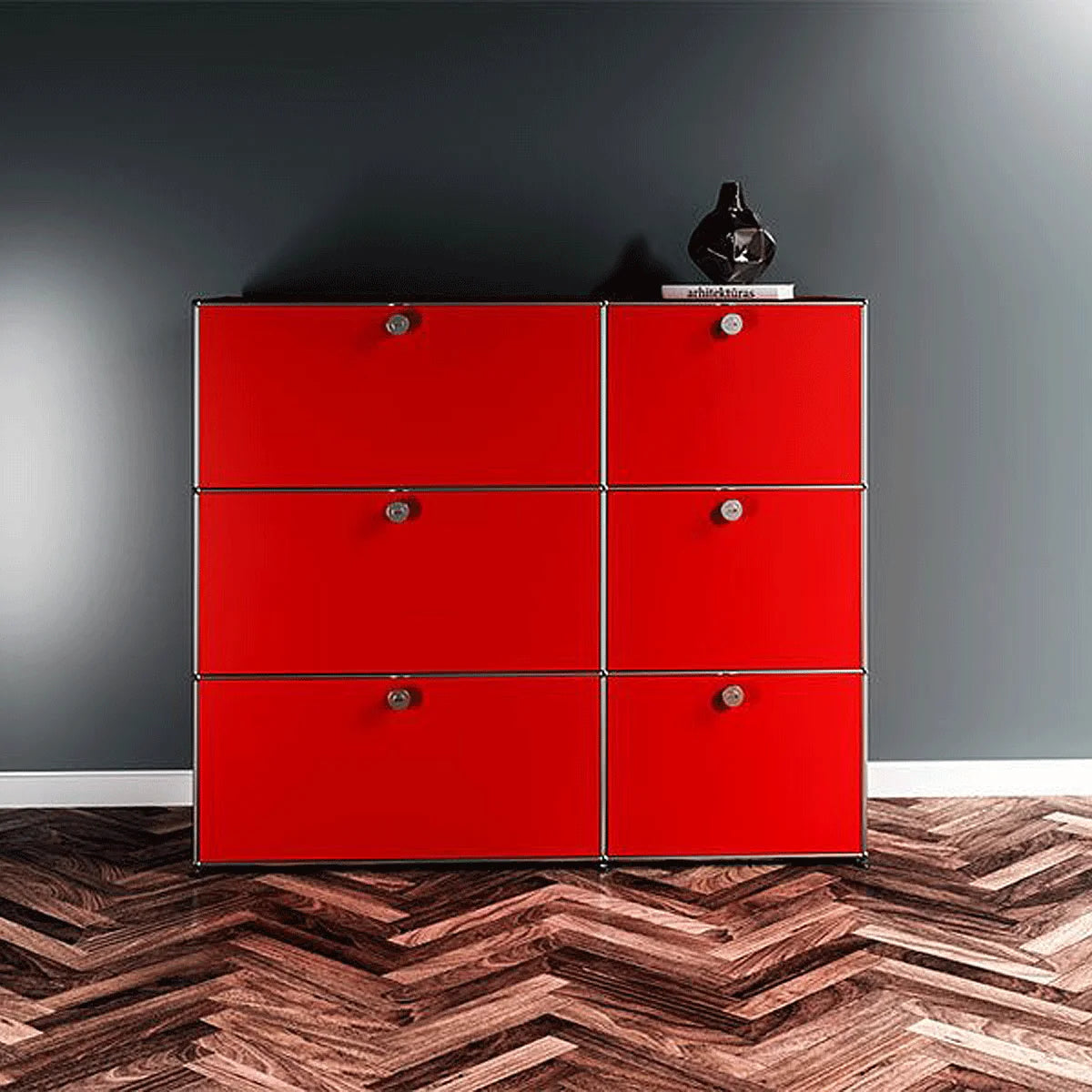 USM Haller Sideboard in Rubinrot, geschlossene Front mit sechs Klapptueren als moderner Akzent