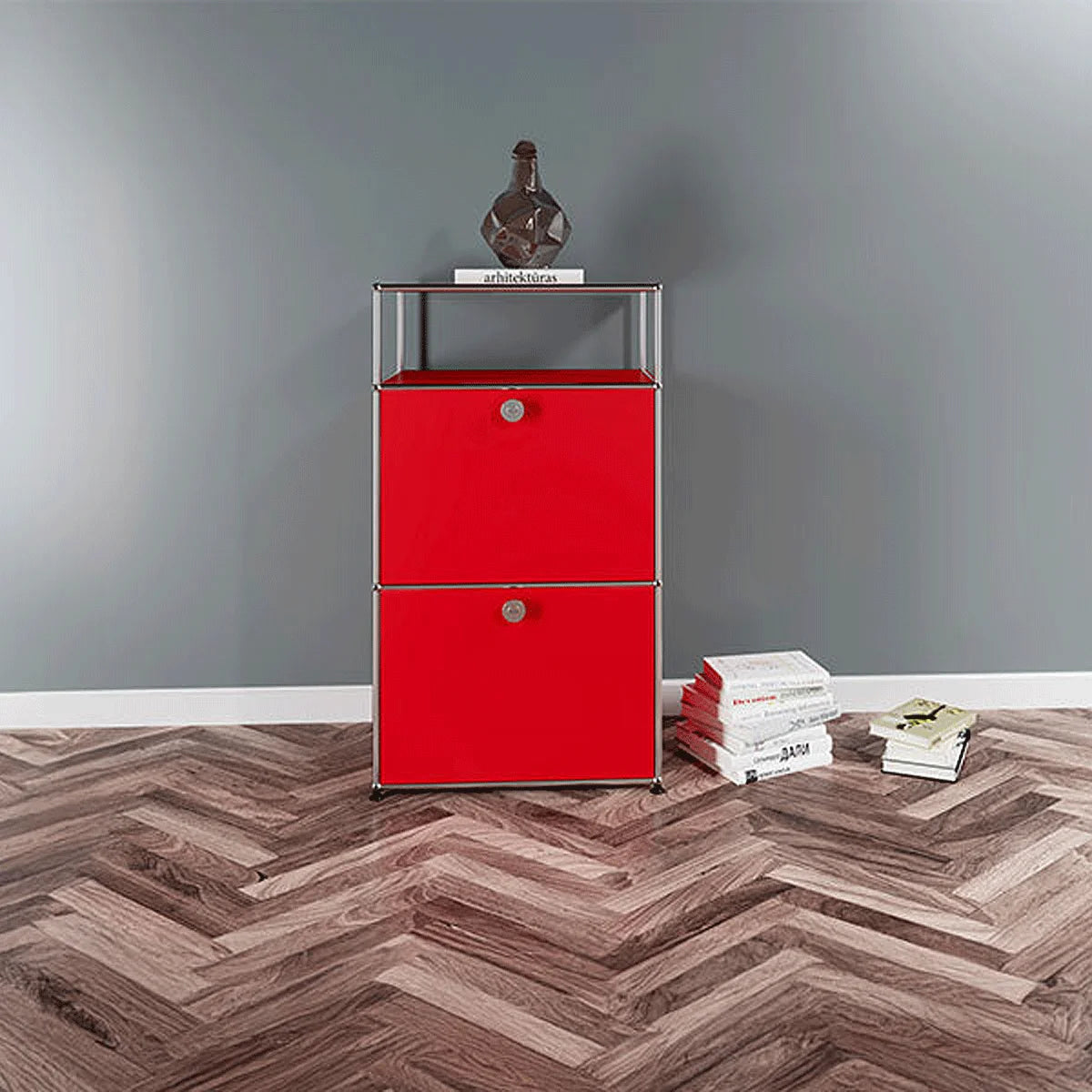 USM Haller Sideboard in Rubinrot mit zwei Klapptüren, charakterstarker Blickfang im Wohnbereich