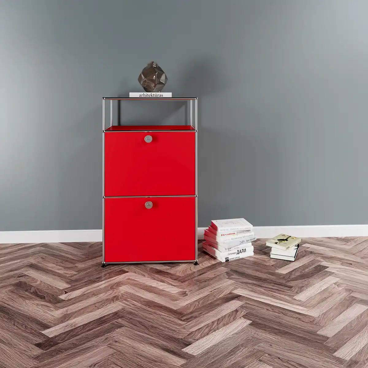 USM Haller Sideboard in Rubinrot mit zwei Klapptüren, charakterstarker Blickfang im Wohnbereich