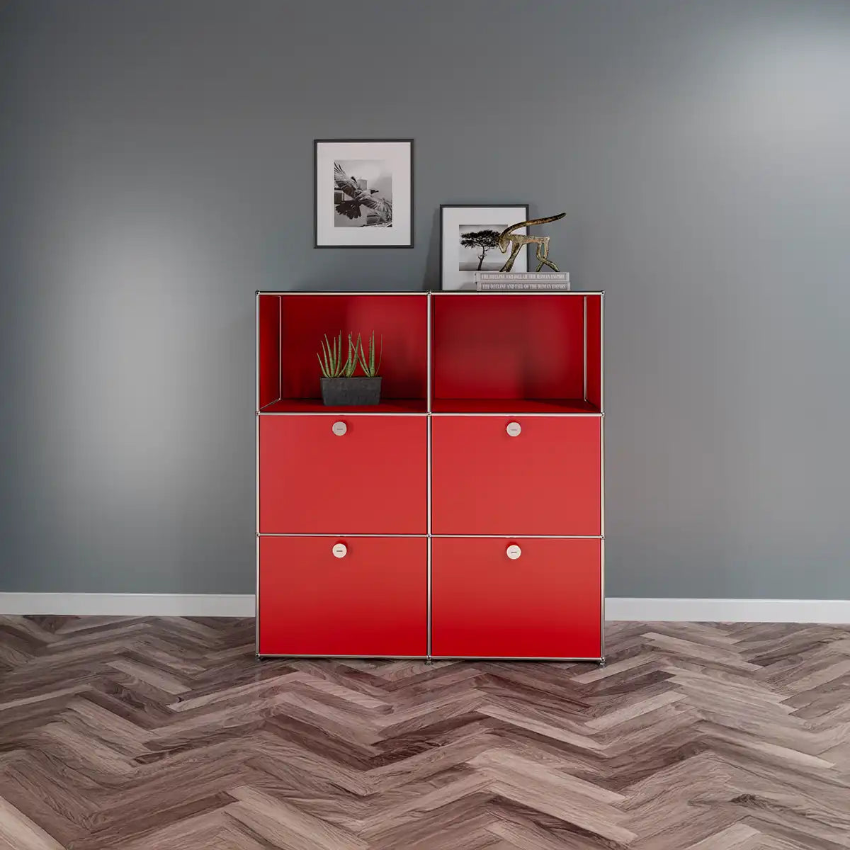 USM Haller Sideboard in Rubinrot in Wohnkulisse im Wohnzimmer mit Dekoration