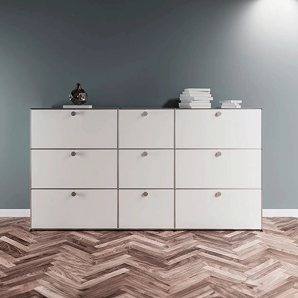 USM Haller Highboard 3 Breit 3 Hoch 9 Klapptüren Mittig 50 cm – Frontansicht in Weiß, Bücher und Dekoration oben