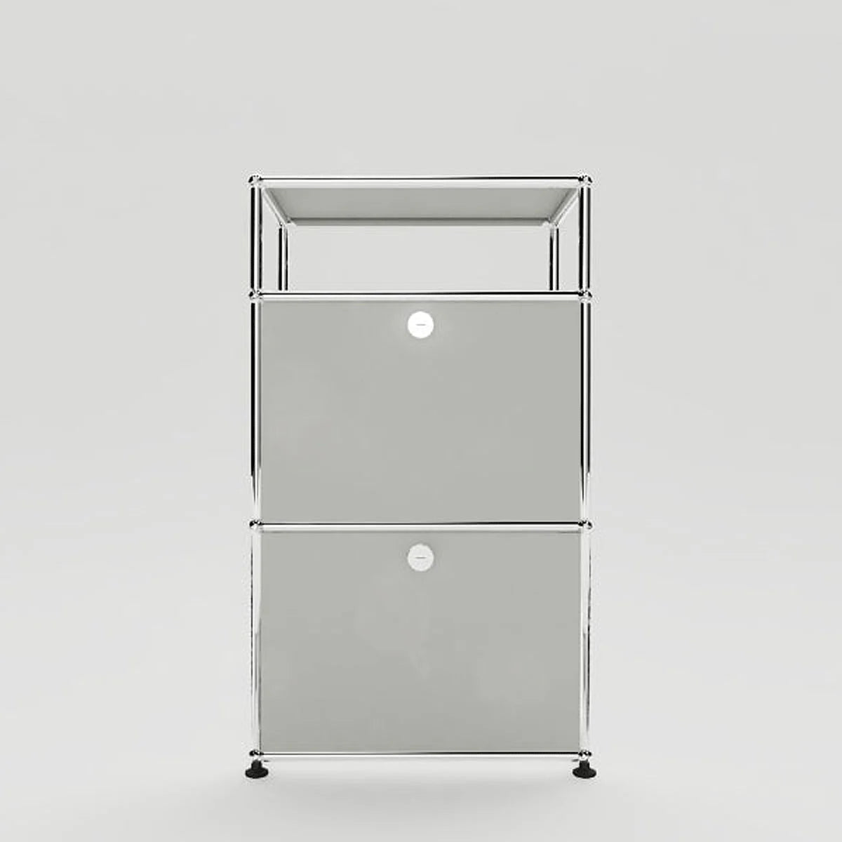 USM Haller Sideboard in Lichtgrau mit zwei Klapptüren, studiofotografiert in klarer Frontansicht