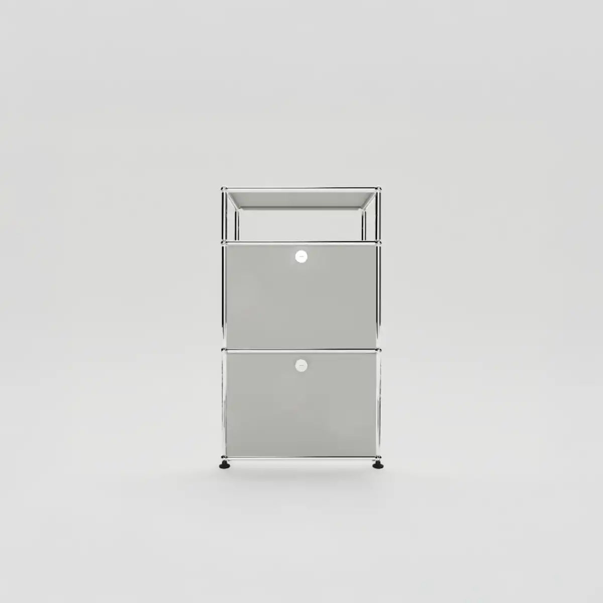 USM Haller Sideboard in Lichtgrau mit zwei Klapptüren, studiofotografiert in klarer Frontansicht