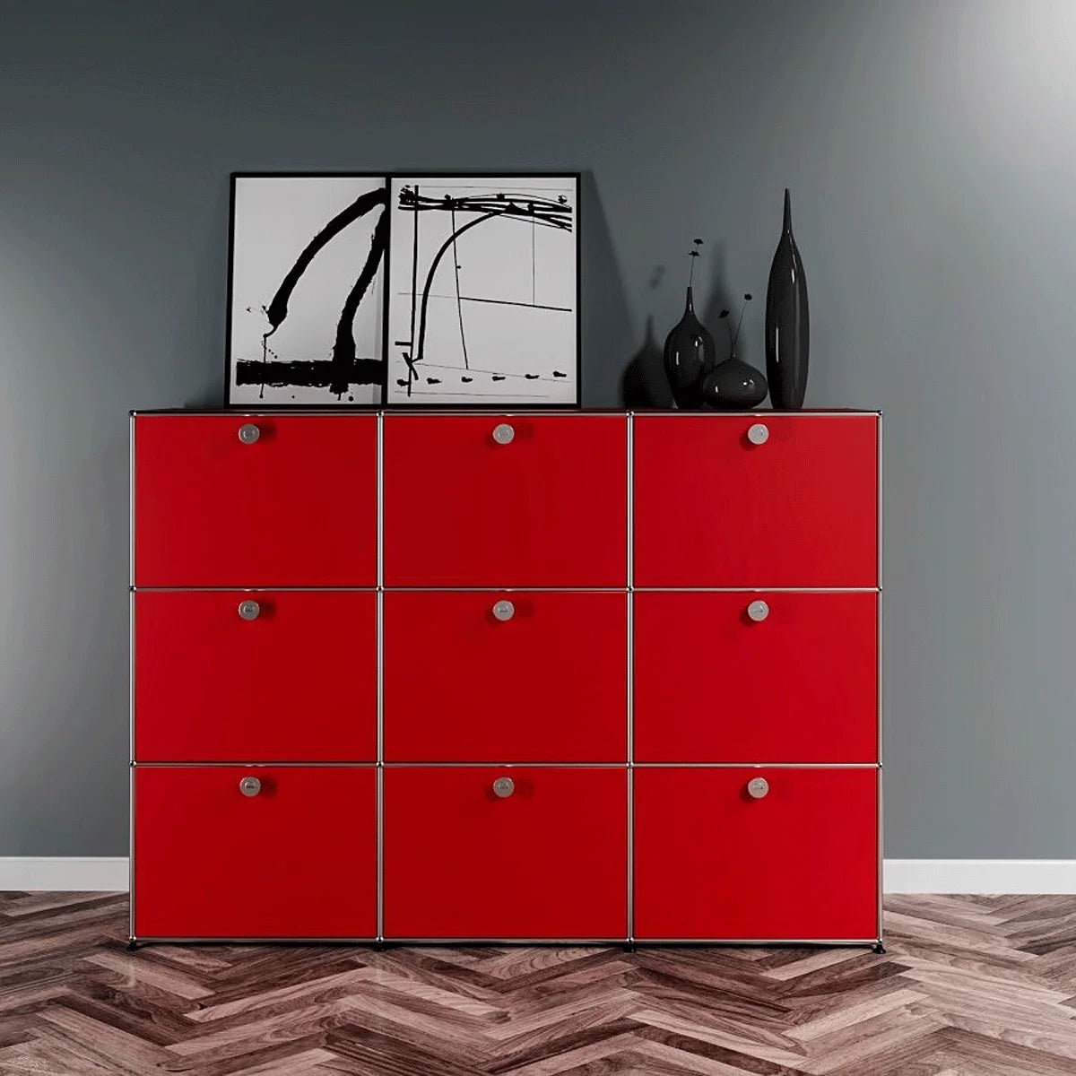 USM Haller Highboard in Rot, frontal – markantes Designmöbel mit neun Klapptüren