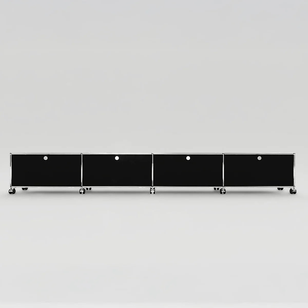 Schwarzes USM Haller Lowboard mit vier Klapptüren und Chromrahmen auf Rollen – minimalistische Optik