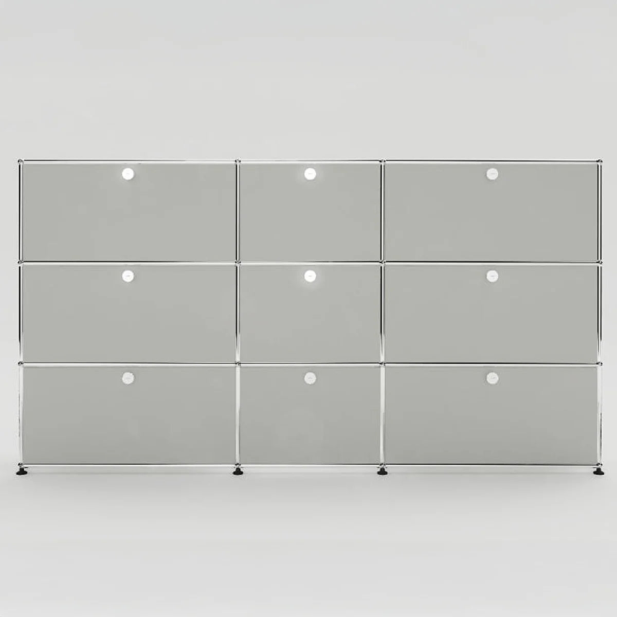USM Haller Highboard 3 Breit 3 Hoch 9 Klapptüren Mittig 50 cm – Freisteller in Lichtgrau auf weißem Hintergrund