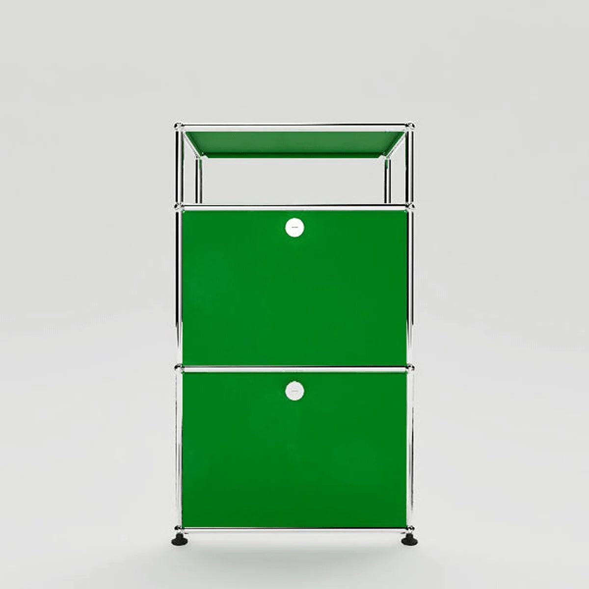 USM Haller Sideboard in Grün mit zwei Klapptüren, frischer Akzent für kreative Arbeitsräume
