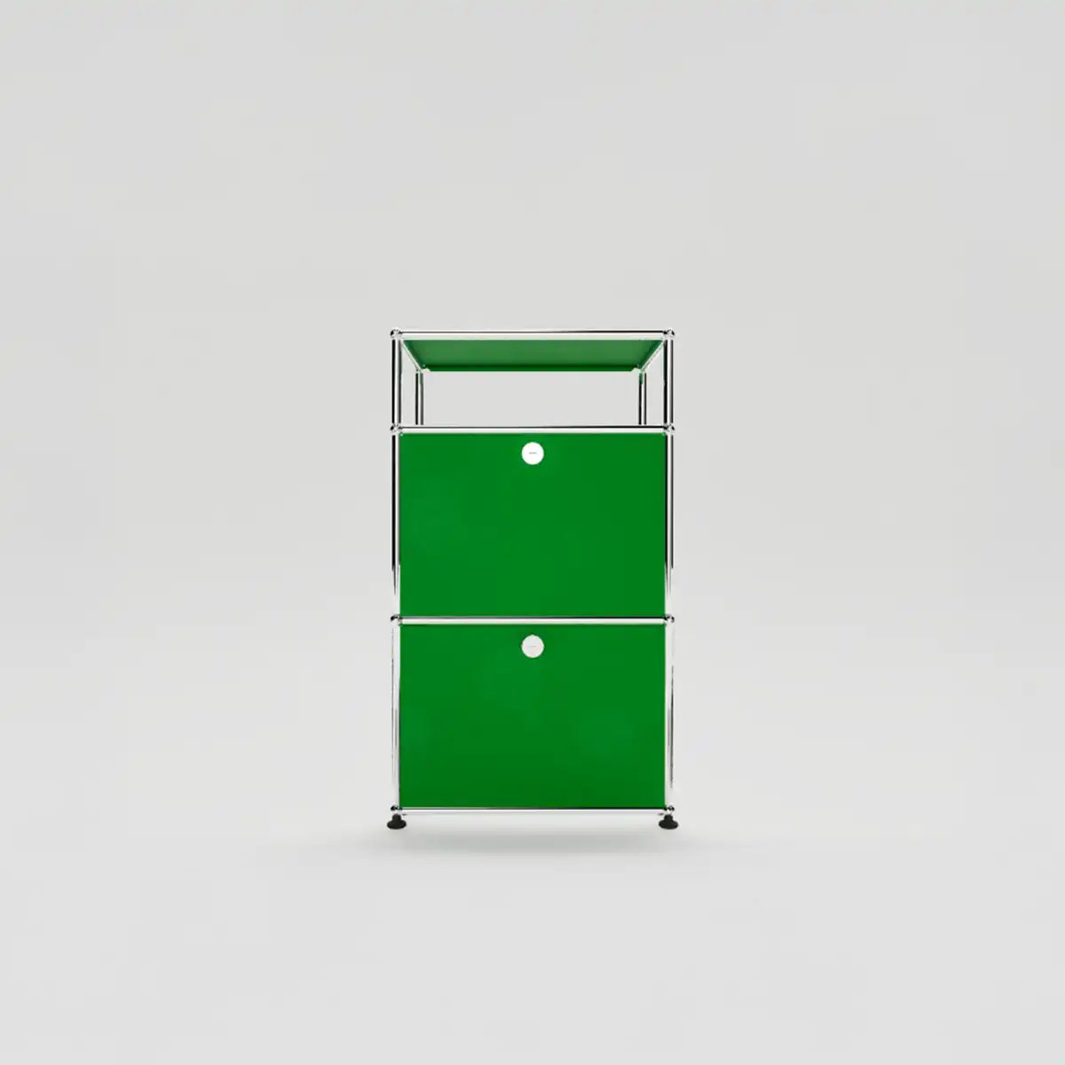 USM Haller Sideboard in Grün mit zwei Klapptüren, frischer Akzent für kreative Arbeitsräume