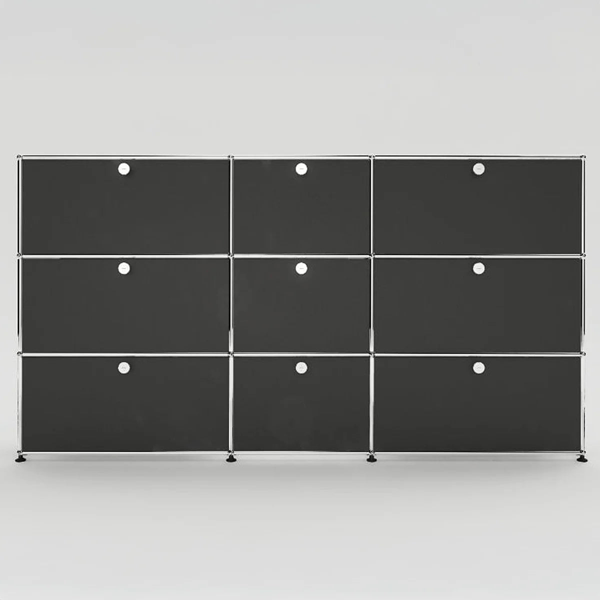 USM Haller Highboard 3 Breit 3 Hoch 9 Klapptüren Mittig 50 cm – Freisteller in Anthrazit auf weißem Hintergrund