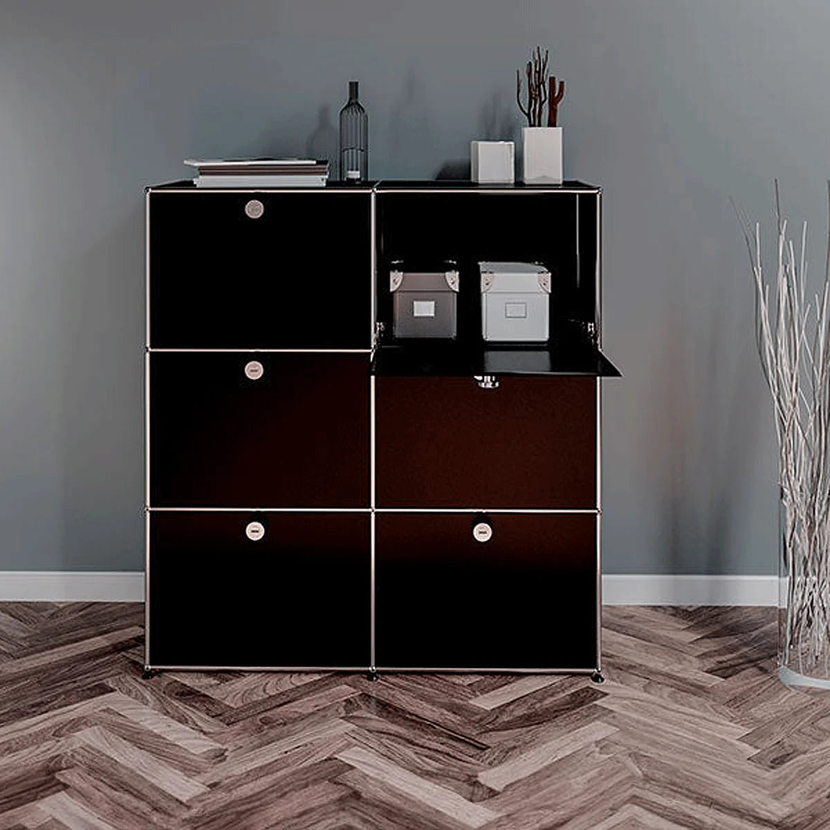 Schwarzes USM Haller Sideboard mit sechs Klapptüren in Wohnkulisse mit Deko