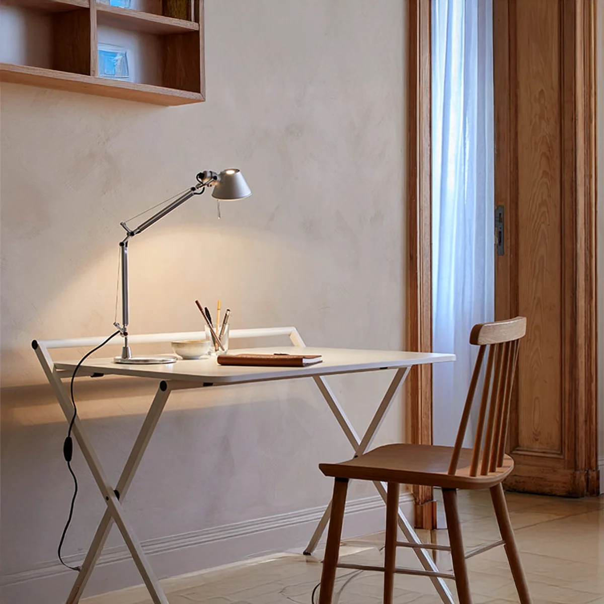 Lifestyle Aufnahme von Artemide Tolomeo Tavolo in einem schön eingerichteten Büro