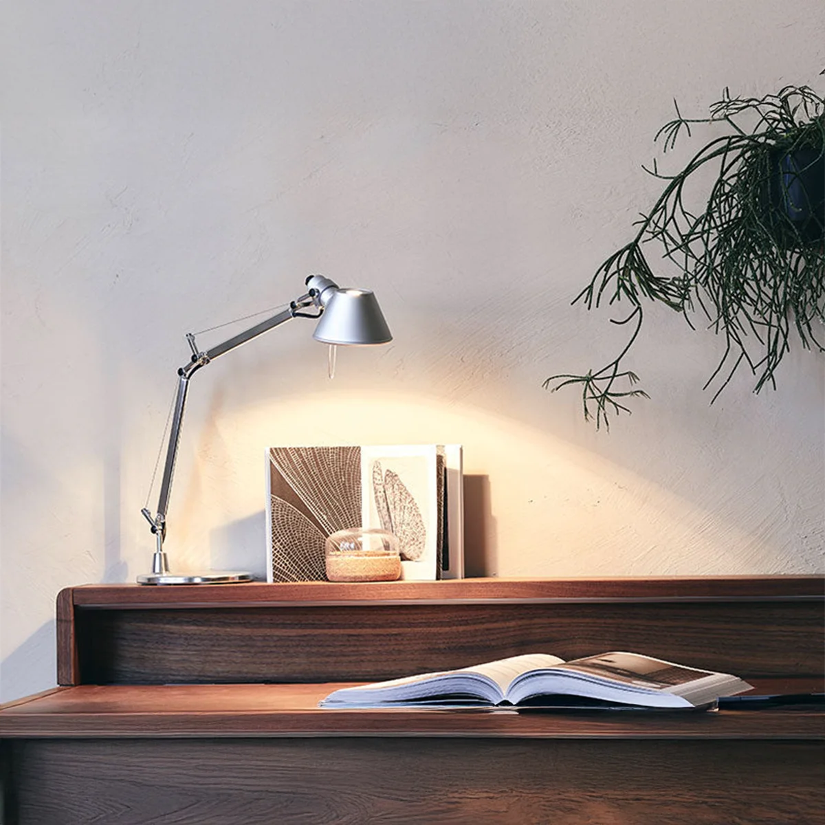 Lifestyle Aufnahme von Artemide Tolomeo Tavolo auf einem Sideboard aus Mahagoni Holz