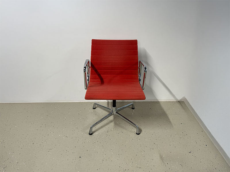 Vitra Eames Alu Chair, EA 107 velour in poppy red