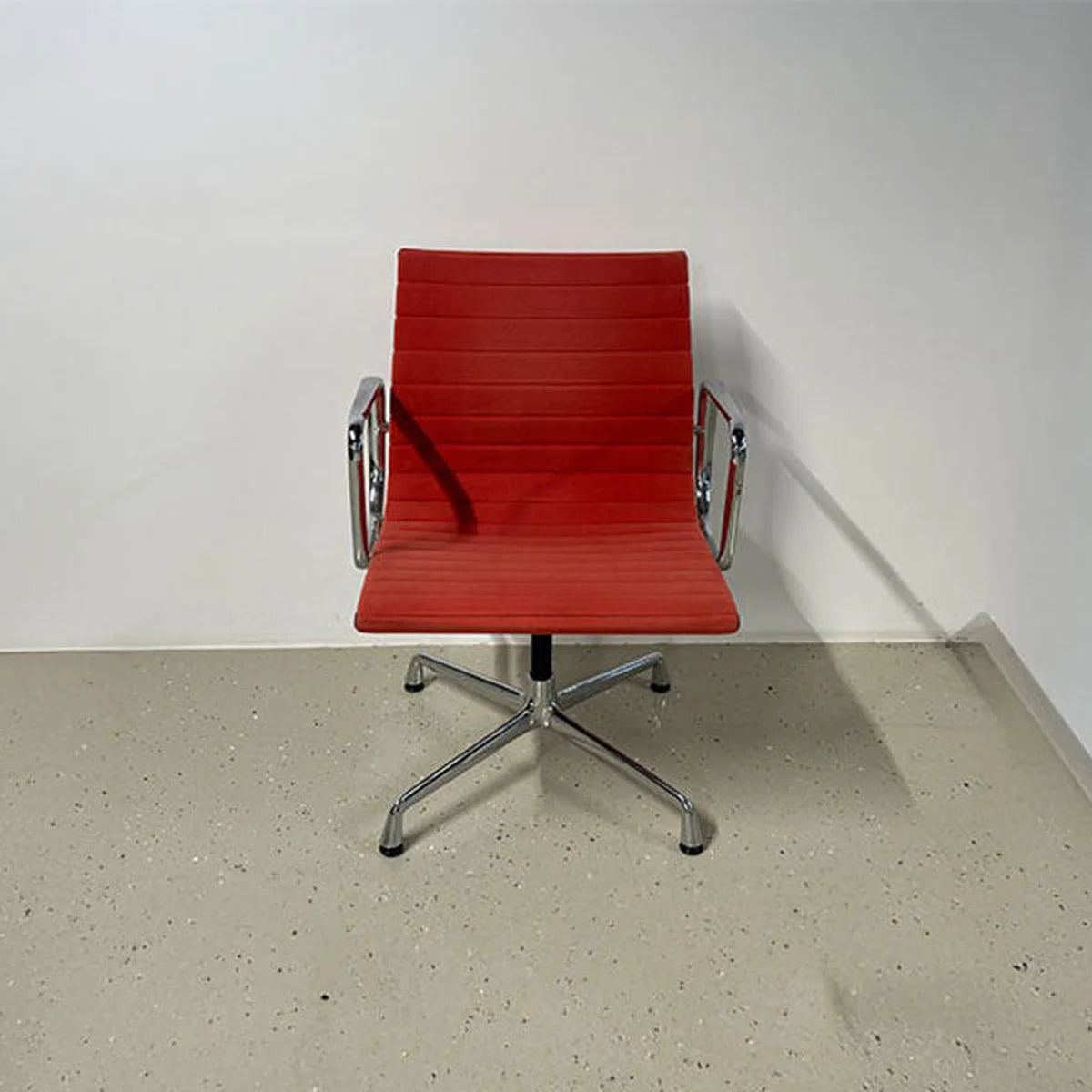 Vitra Eames Alu Chair, EA 107 velour in poppy red