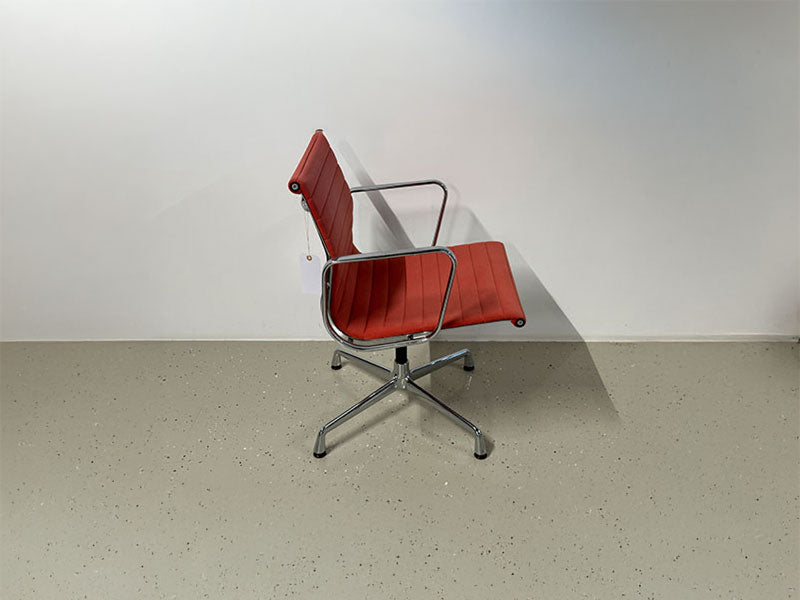 Vitra Eames Alu Chair, EA 107 velour in poppy red seitliche Aufnahme