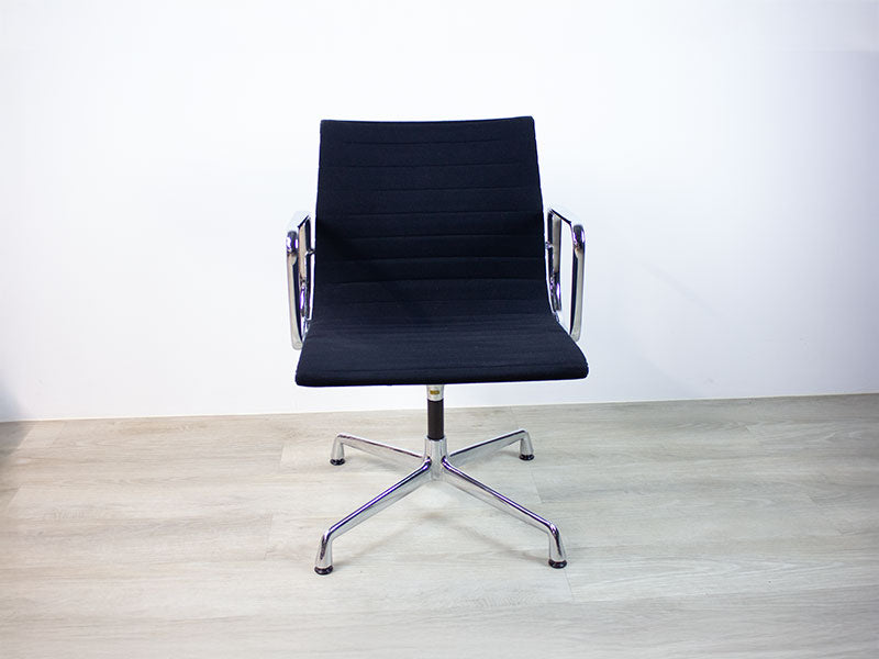Schwarzer Vitra Alu Chair EA108 in schwarz auf Parkettboden