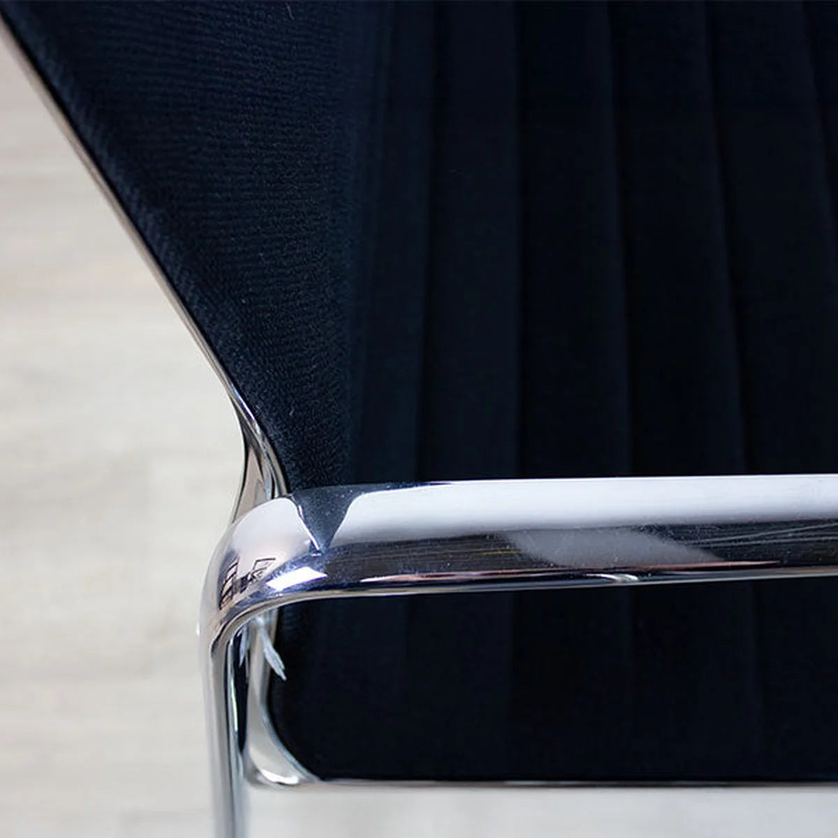 Close-Up Aufnahme von Vitra Aluchair in schwarz