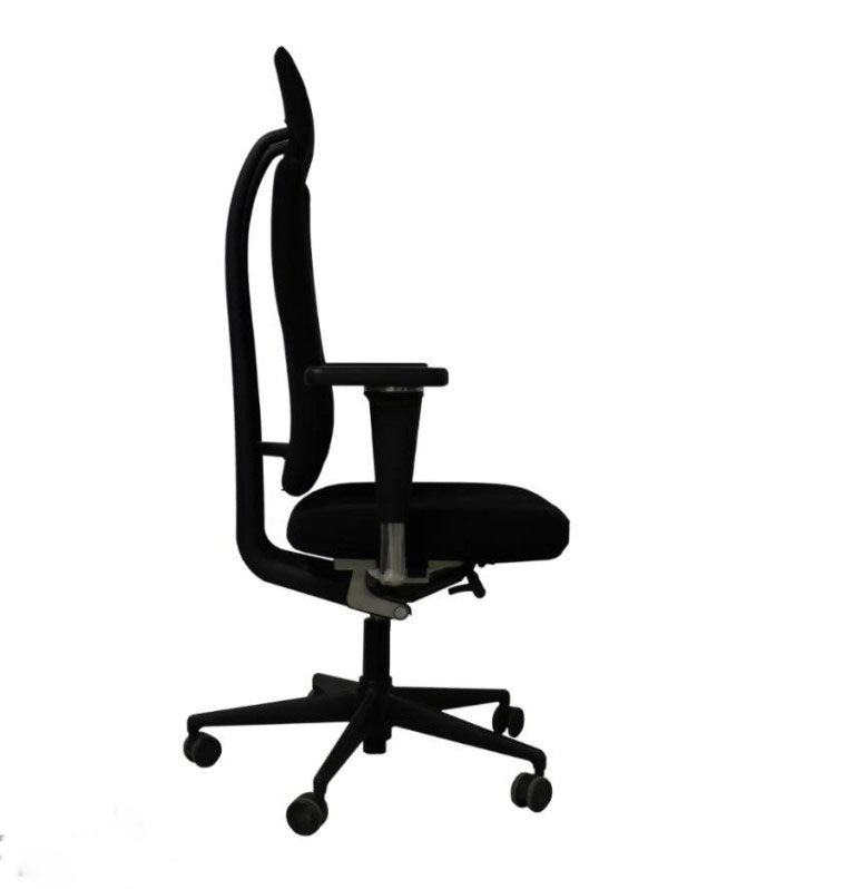 Seitliche Aufnahme von Vitra Headline Bürodrehstuhl in schwarz vor weißem Hintergrund. Studioaufnahme