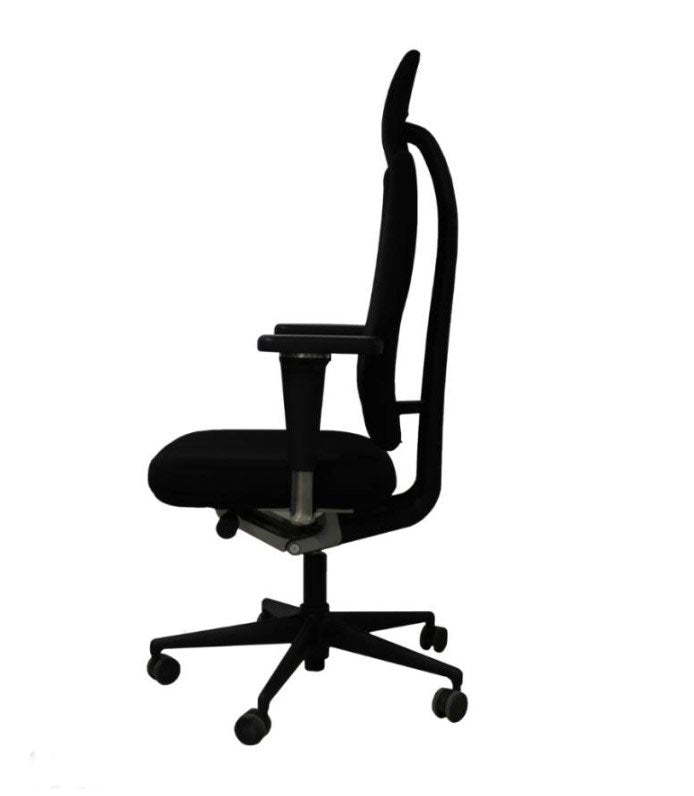 Vitra Headline Bürodrehstuhl in schwarz vor weißem Hintergrund. Studioaufnahme, seitlich forografiert